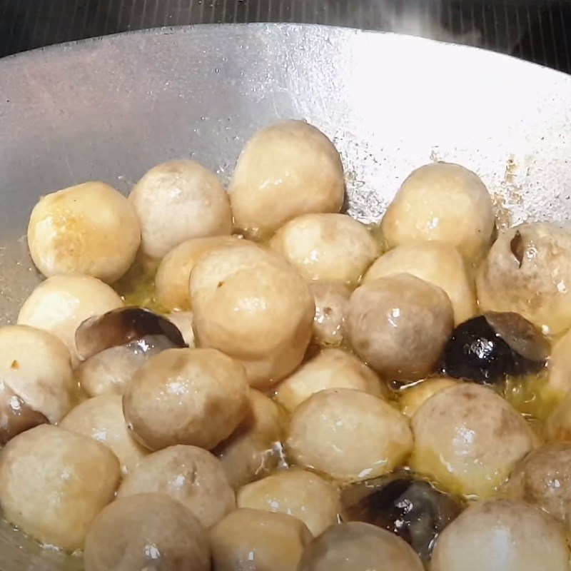 Step 3 Stir-fried mushrooms Stir-fried straw mushrooms with garlic butter