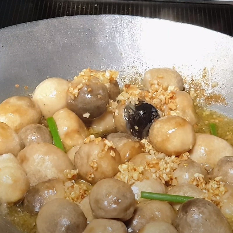Step 3 Stir-fried mushrooms Stir-fried straw mushrooms with garlic butter