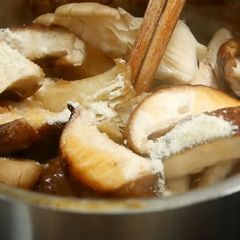 Step 7 Sautéing mushrooms and blanching vegetables Roasted chicken noodles using an air fryer