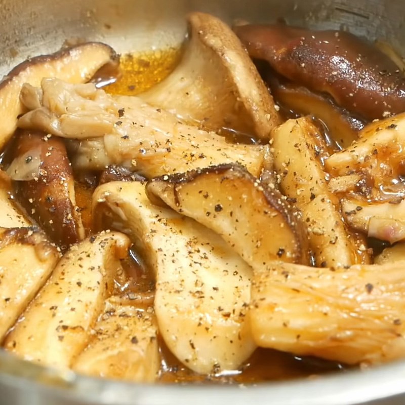 Step 7 Sautéing mushrooms and blanching vegetables Roasted chicken noodles using an air fryer