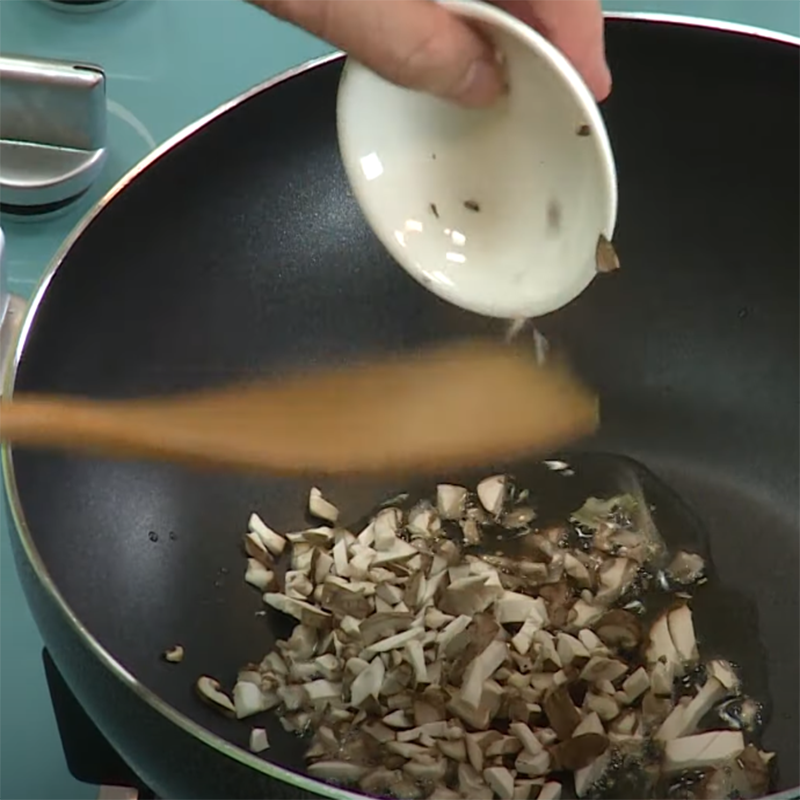 Step 2 Stir-fry the filling for Vegetarian Yangzhou Fried Rice