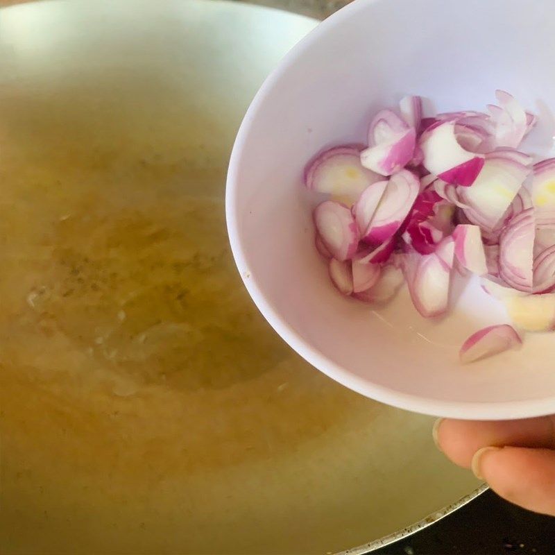 Step 2 Stir-fry the snakehead fish meat Snakehead fish cake (recipe shared by users)