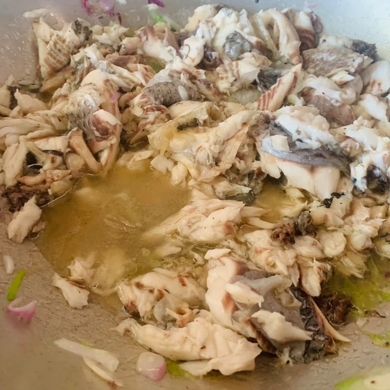 Step 2 Stir-fry the snakehead fish meat Snakehead fish cake (recipe shared by users)