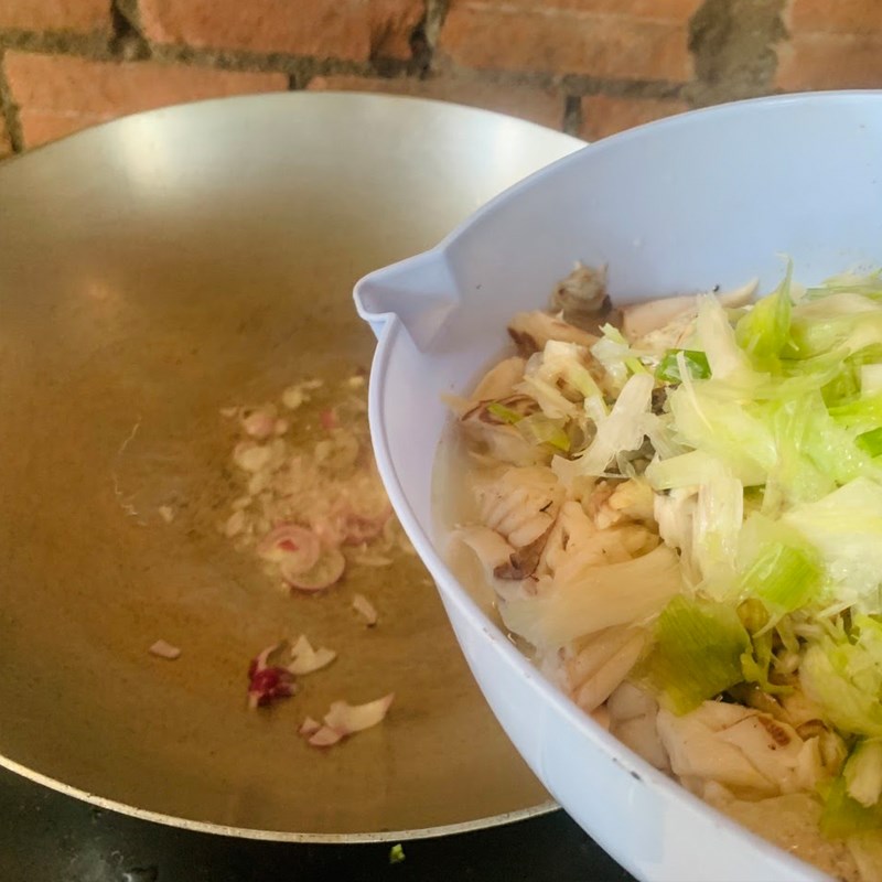 Step 2 Stir-fry the snakehead fish meat Snakehead fish cake (recipe shared by users)
