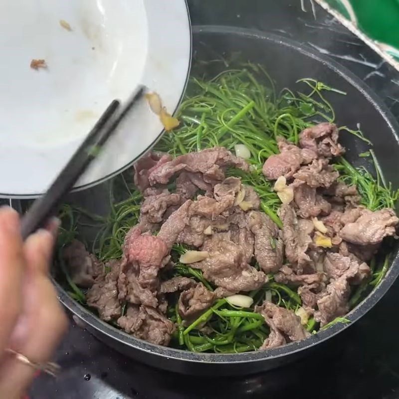 Step 4 Stir-fry Bo Khai vegetables with beef Stir-fried Bo Khai with Beef