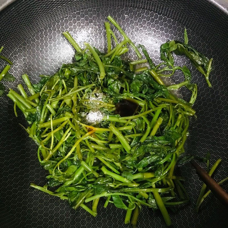 Step 2 Stir-fried water spinach Water spinach stir-fried with oyster sauce