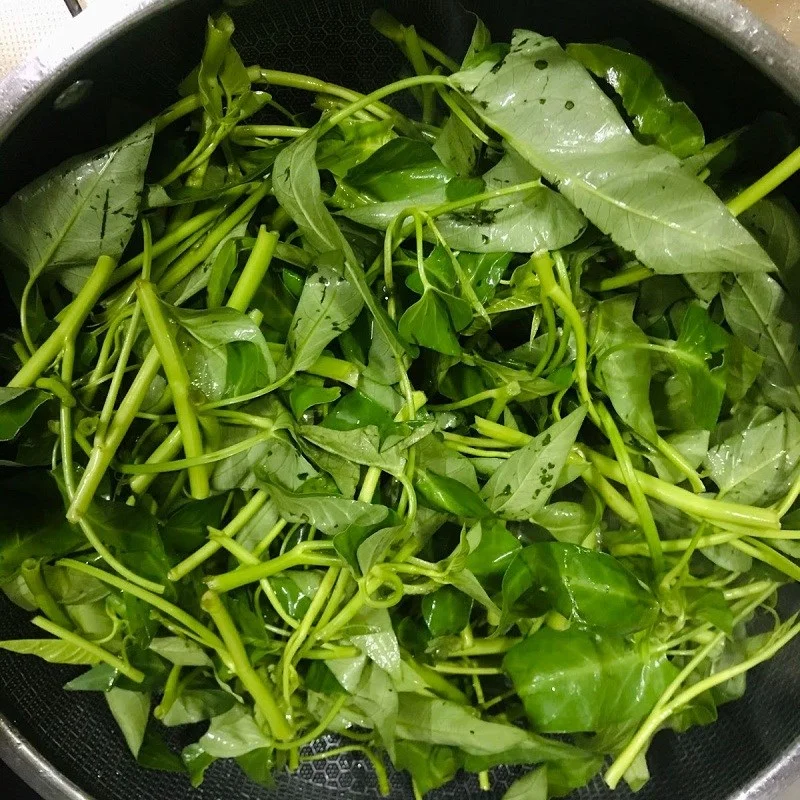 Step 2 Stir-fried water spinach Water spinach stir-fried with oyster sauce