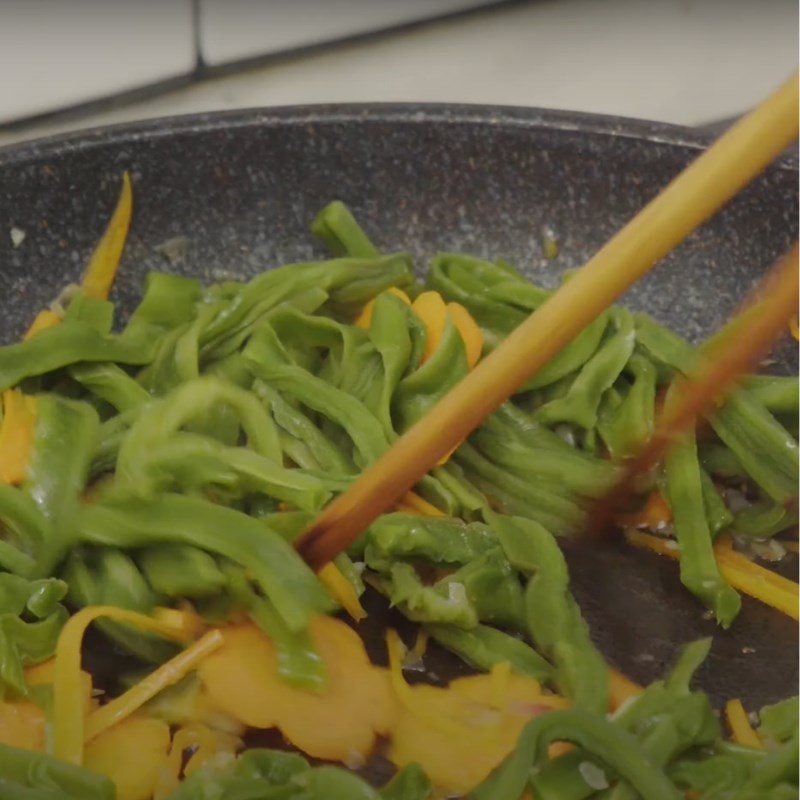 Step 2 Stir-fried Royal Vegetable Stir-fried mixed royal vegetable