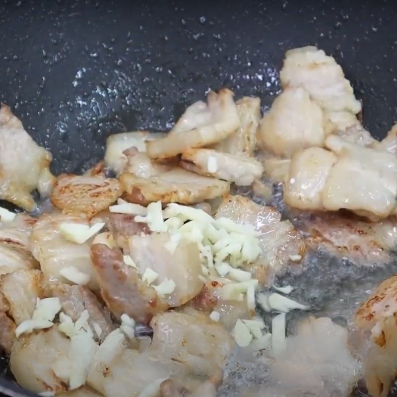 Step 2 Stir-fry water spinach with pork belly Water spinach stir-fried with pork (pork meat)