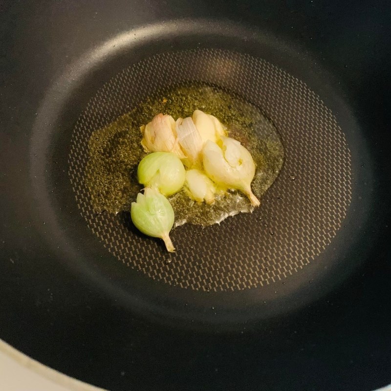 Step 2 Sauté the chicken for old chicken hotpot with green pepper mushrooms