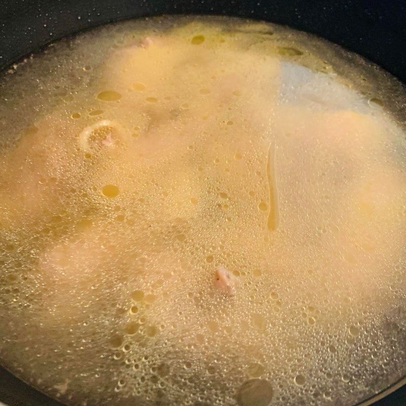 Step 2 Sauté the chicken for the old chicken hotpot with green pepper mushrooms