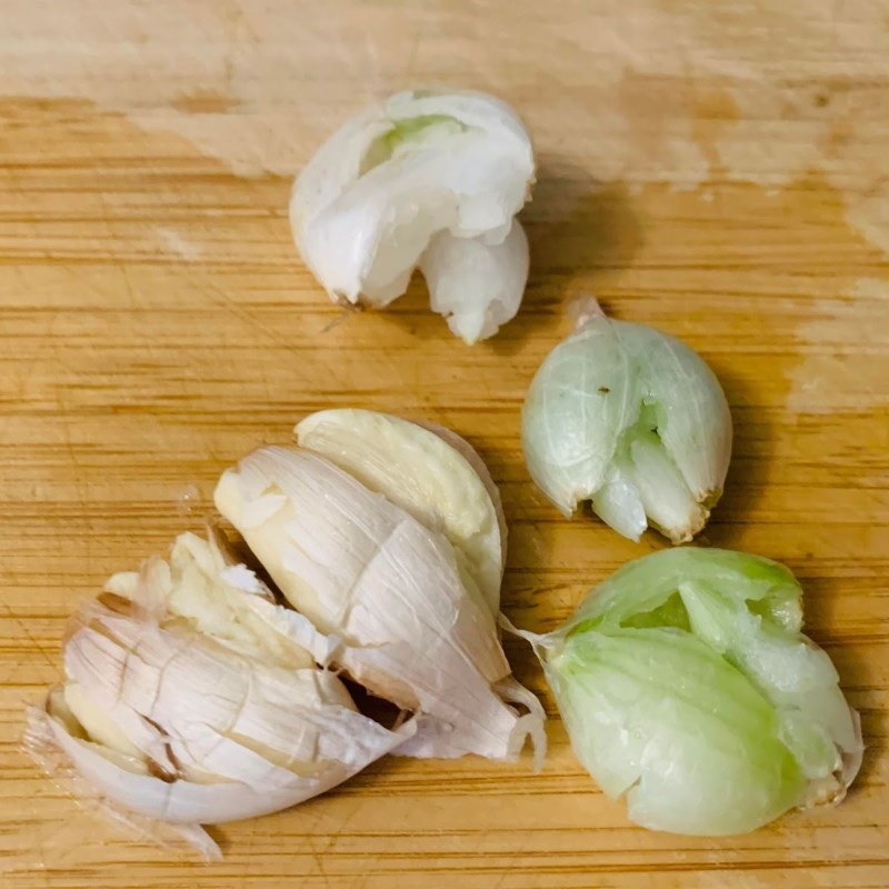 Step 2 Sauté the chicken for old chicken hotpot with green pepper mushrooms