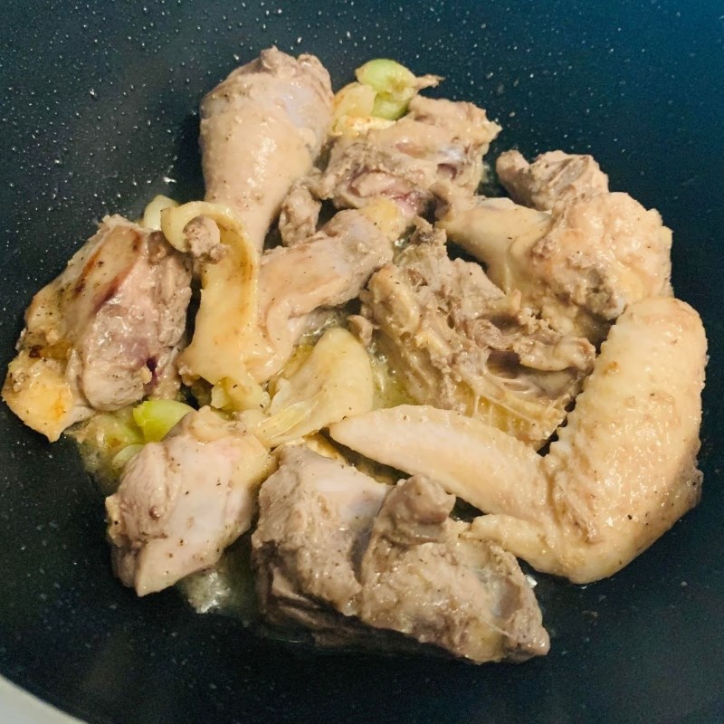 Step 2 Sauté the chicken for the old chicken hotpot with green pepper mushrooms