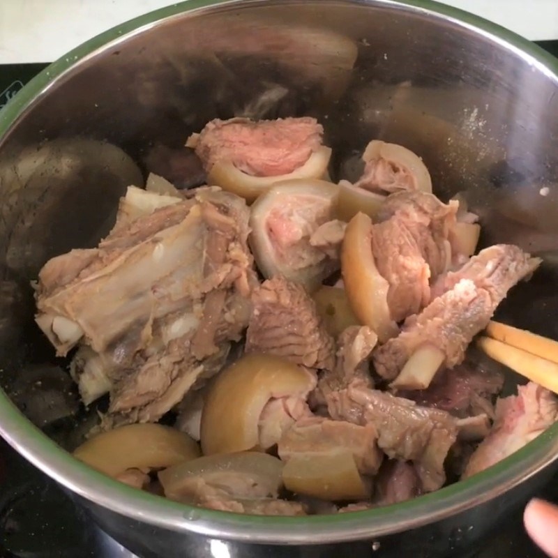 Step 3 Sauté the tendons and beef bones for beef bone hotpot