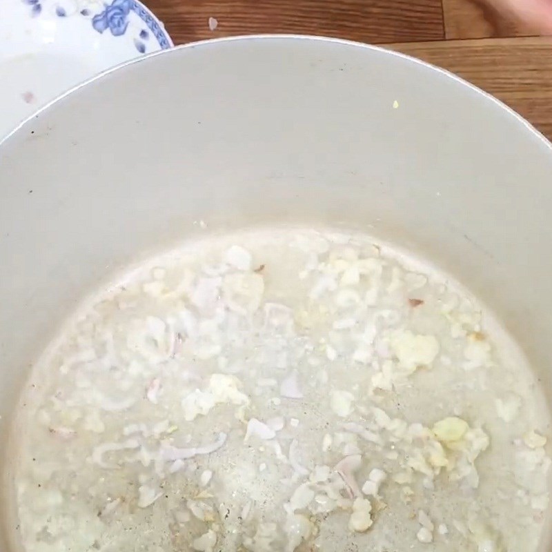 Step 5 Sauté the ribs Quang noodles with spare ribs