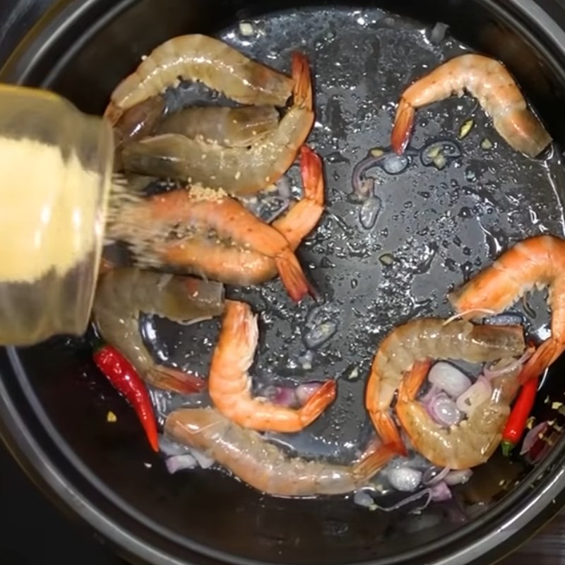 Step 3 Stir-fry shrimp with sour soup and fragrant tomatoes