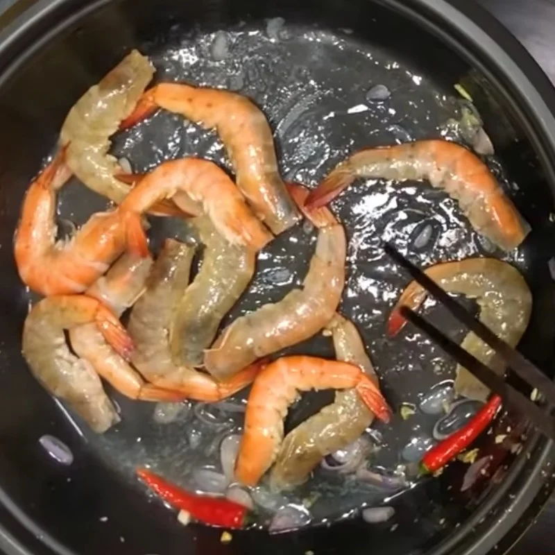 Step 3 Stir-fry shrimp with sour soup and fragrant tomatoes
