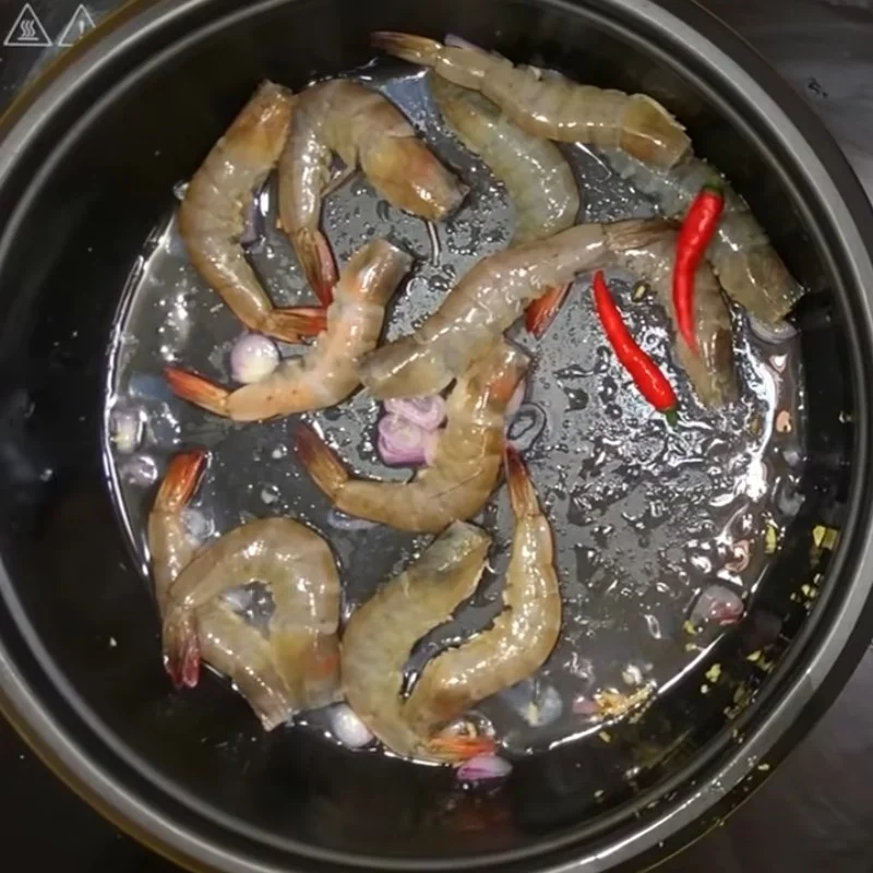 Step 3 Stir-fry shrimp with sour soup and fragrant tomatoes