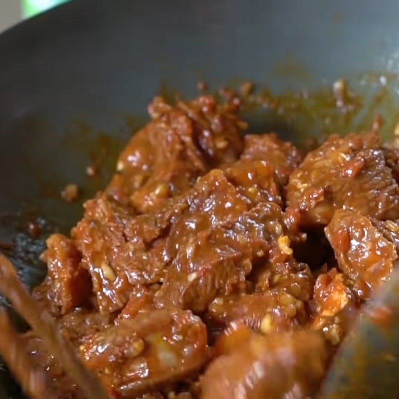 Step 4 Stir-fry the beef for beef stew with beans
