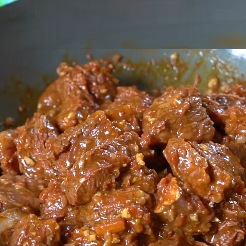 Step 4 Stir-fry beef for beef stew with beans