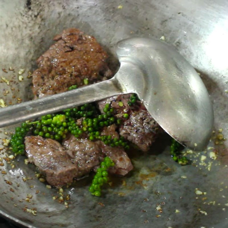 Step 4 Stir-fry beef with sauce Green pepper beef