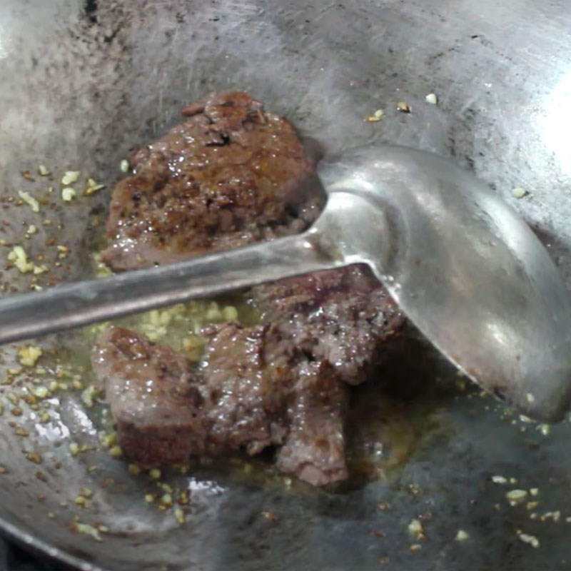 Step 4 Stir-fry beef with sauce Green pepper beef