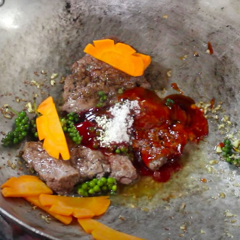 Step 4 Stir-fry beef with sauce Green pepper beef