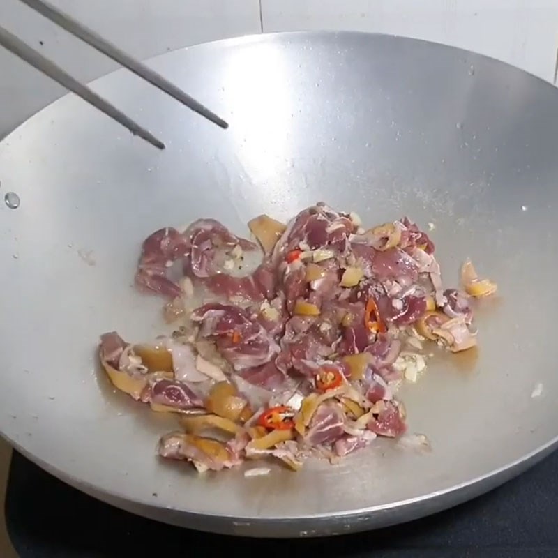 Step 3 Stir-frying goat meat Goat meat stir-fried with pepper leaves