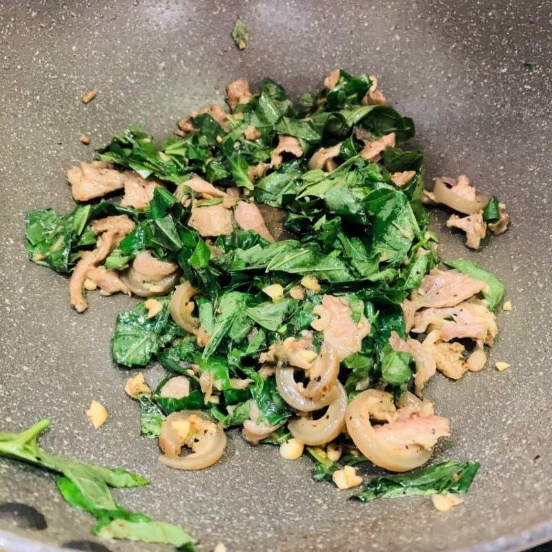 Step 3 Stir-fried goat meat and betel leaves Stir-fried goat meat with betel leaves (Recipe shared by users)