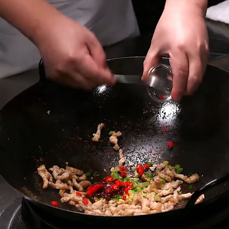 Step 5 Stir-fried pork Fried eggplant with minced meat sauce