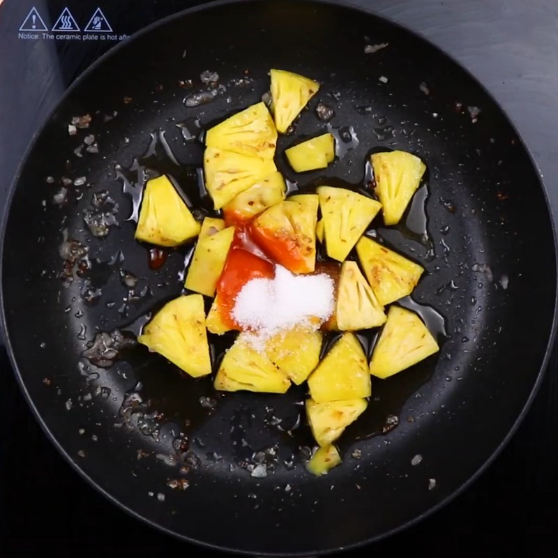 Step 3 Stir-fried Pork and Pineapple Stir-fried Pork with Pineapple