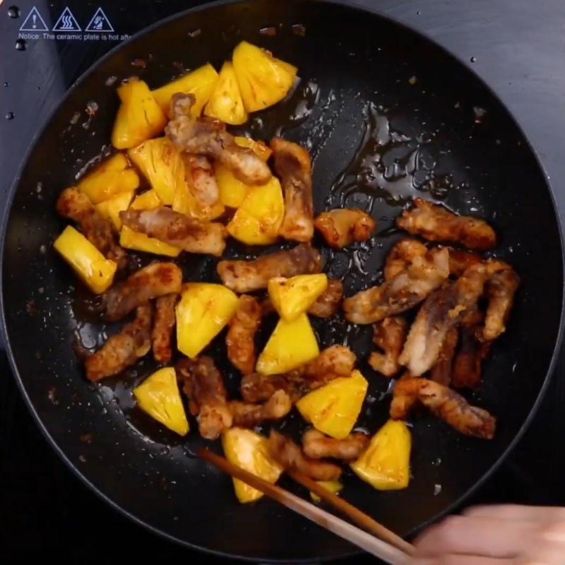 Step 3 Stir-fried Pork and Pineapple Stir-fried Pork with Pineapple