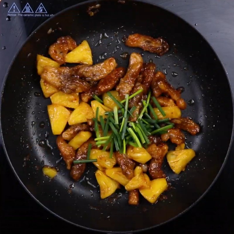 Step 3 Stir-fried Pork and Pineapple Stir-fried Pork with Pineapple