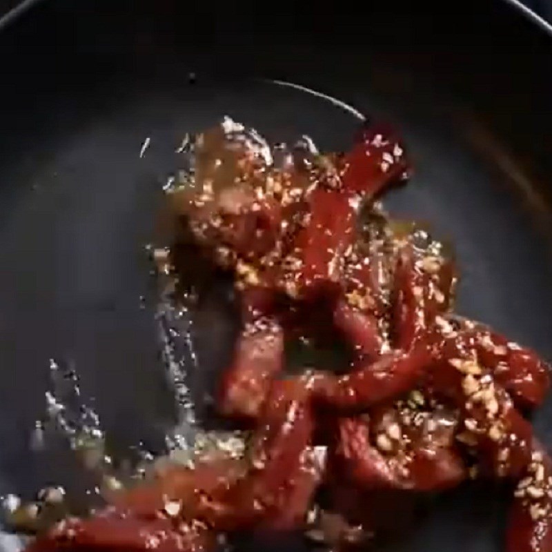 Step 4 Stir-fry the meat for Pho colored rolls