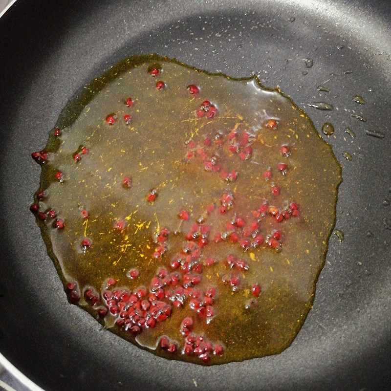 Step 3 Stir-fry shrimp for snakehead fish noodle Kiên Giang