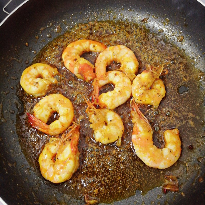 Step 3 Stir-fry shrimp for snakehead fish noodle Kiên Giang