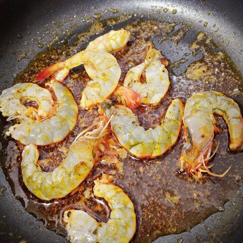 Step 3 Stir-fry shrimp for snakehead fish noodle Kiên Giang