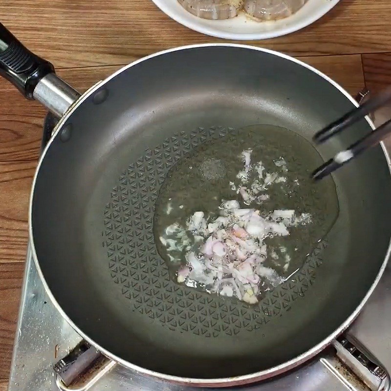 Step 4 Stir-fry the shrimp Mi Quang with short ribs