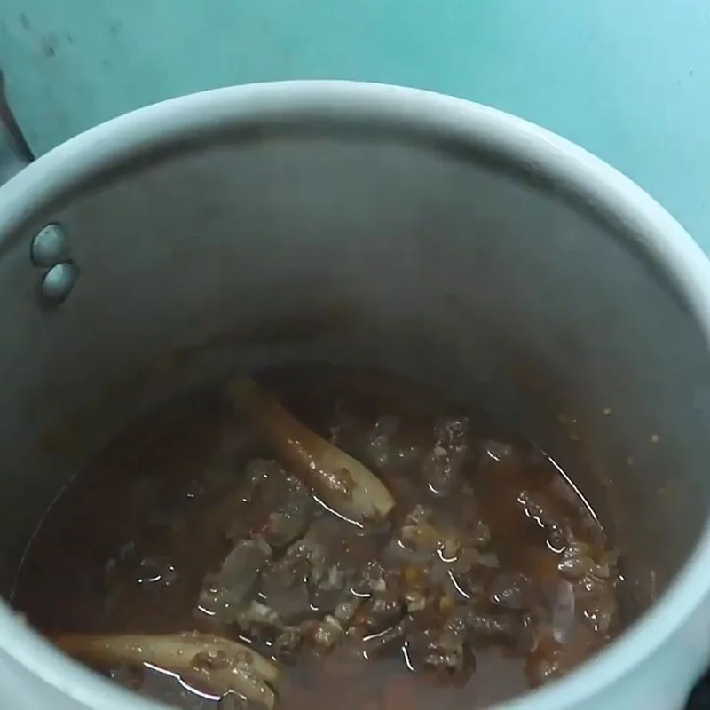 Step 3 Sautéing and simmering beef Beef shank noodle