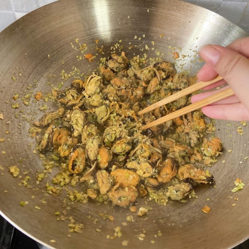 Step 3 Stir-fried mussels Green mussels stir-fried with lemongrass and chili