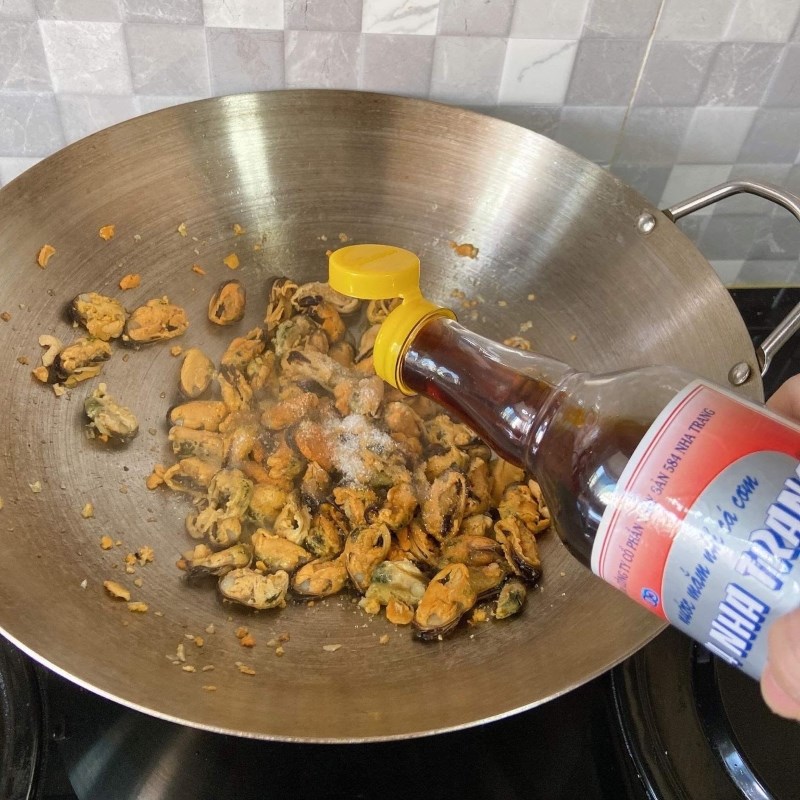 Step 3 Stir-fried mussels Green mussels stir-fried with lemongrass and chili