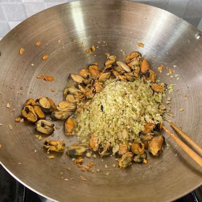 Step 3 Stir-fried mussels Green mussels stir-fried with lemongrass and chili