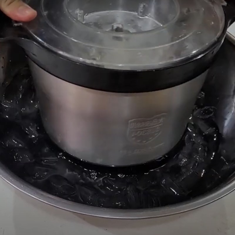 Step 3 Grind the sausage for the first time The sausage is made with a meat grinder