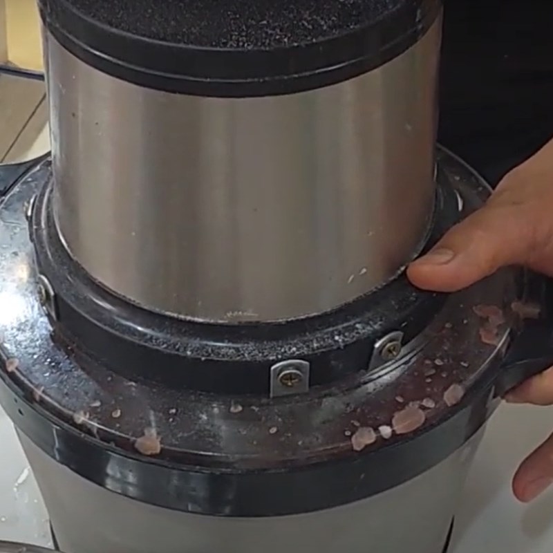 Step 4 Grind the sausage for the second time The sausage is made with a meat grinder