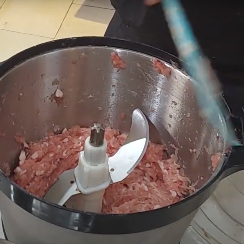 Step 4 Grind the sausage for the second time The sausage is made with a meat grinder