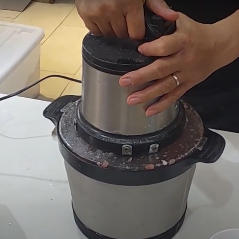 Step 5 Grind the sausage for the third time Sausage made with a meat grinder