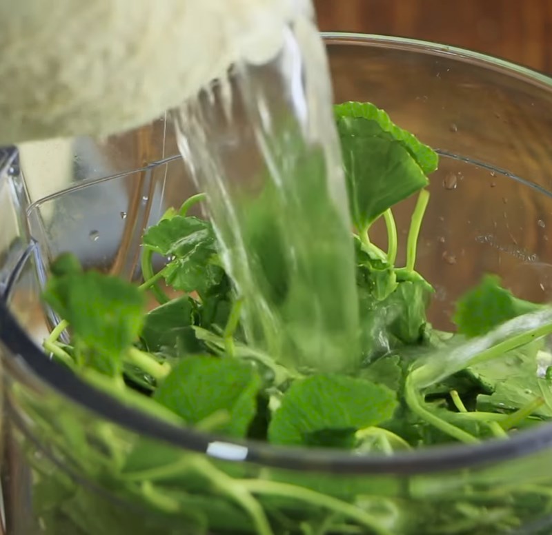 Step 2 Blend the watercress with coconut water Watercress with coconut water