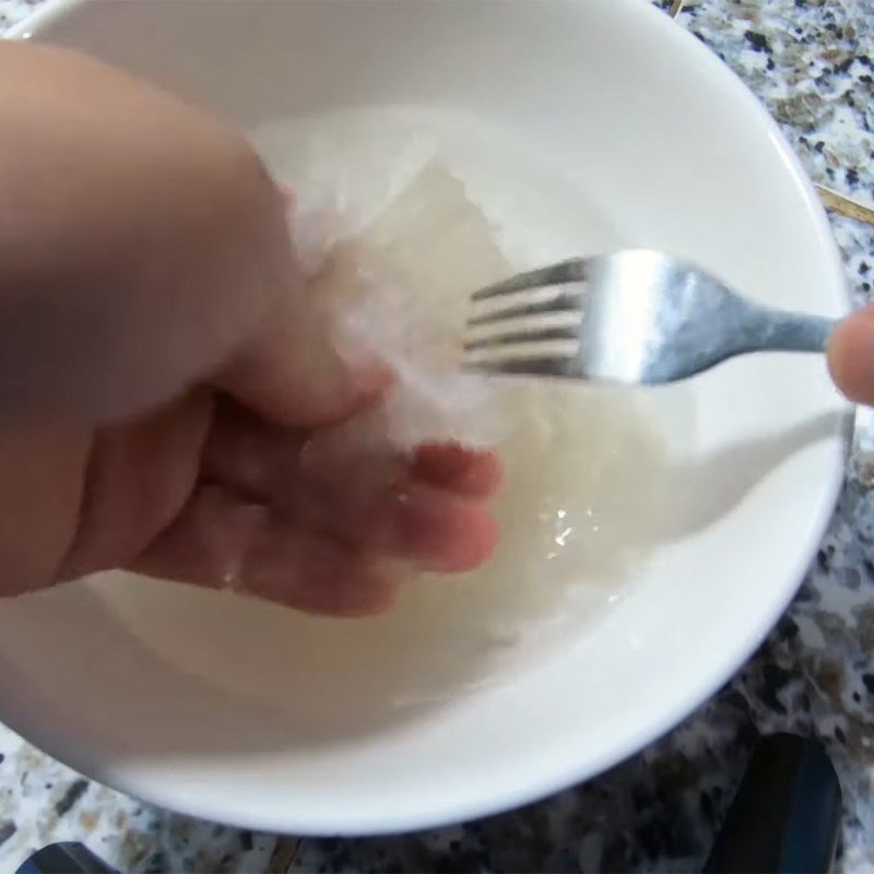 Step 3 Shred the bird's nest Bird's nest with red apples and longan