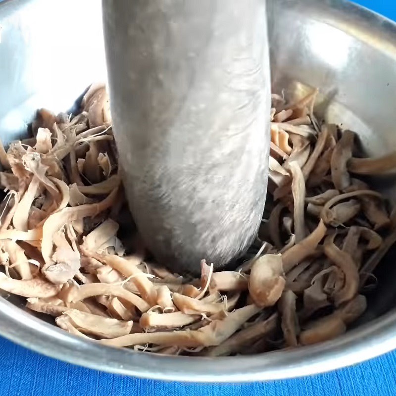 Step 3 Tear and pound the vegetarian dried beef from mushroom stems