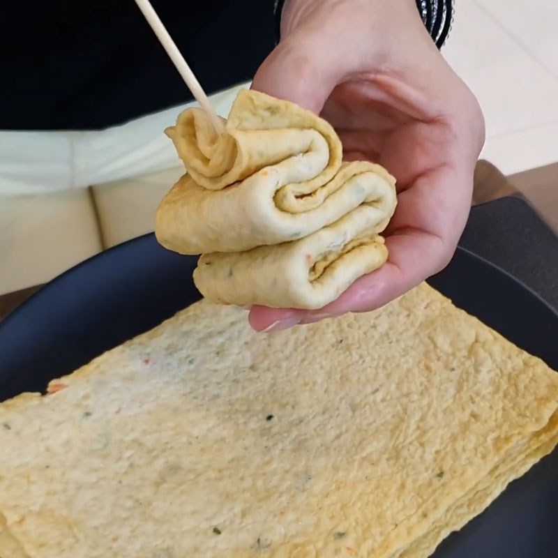 Step 3 Skewering fish cake for Korean fish cake soup